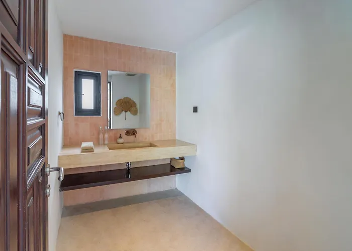 Villa Kadera - 4br Stunning 4 Mins From The *