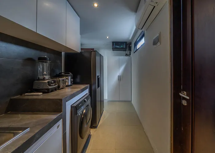 Kadera - 4br Stunning 4 Mins From The * Canggu (Bali)